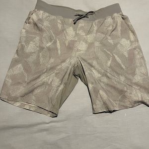 Lululemon - T.H.E. Linerless Short 9" - XL - Grey/White